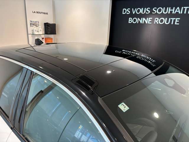 ルーフはブラックで、ボディとツートンカラーになります※本車両は弊社納車整備センターにて展示中、ご覧になられる際は事前に当店までご連絡ください
