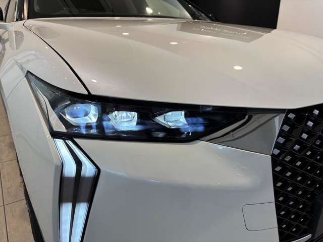 視線を引き付けるLEDライトです※本車両は弊社納車整備センターにて展示中、ご覧になられる際は事前に当店までご連絡ください