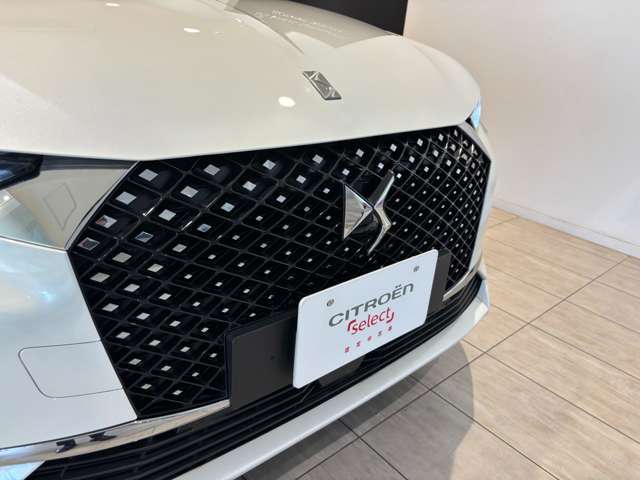 大型グリルの中央にはDSエンブレムが設置されております※本車両は弊社納車整備センターにて展示中、ご覧になられる際は事前に当店までご連絡ください