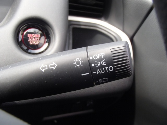 オートヘッドライト標準装備です。車外の明るさに応じて自動的にヘッドライトの点灯・消灯をしてくれます。トンネルの出入り口などで活躍してくれます。