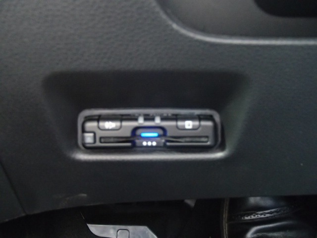 有料道路をキャッシュレスで通行できるETC車載器付きです。運転席足元に設置されています。ETCセットアップ費用は含まれておりません。別途必要となります。