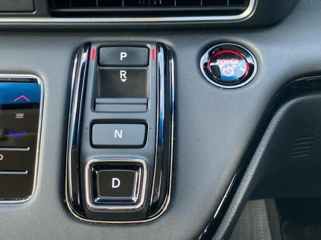 WECARSの展示場では実際に見て、触ってお車をお選びいただけます！知識の豊富な営業スタッフが様々なカーライフをご提案いたします！