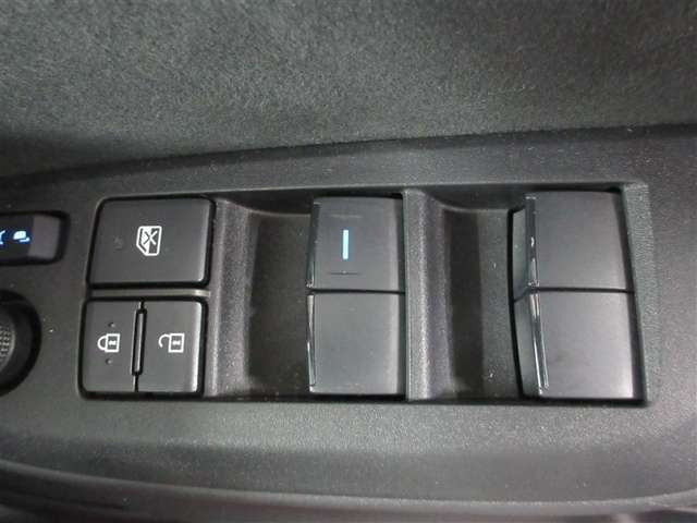 運転席側のパワーウィンドウスイッチです。全ての窓の開閉操作ができます。