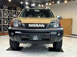 【正面】ヘッドライトカスタムやグリルのカスタムペイント、各種塗り分けなども可能です。アウトドアを楽しむをコンセプトに、キャンプや釣りやサーフィンなど、アウトドアに似合うカスタムカー作りを行っています。