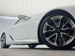 【メーカー純正ナビ】インテリアに溶け込むスタイリッシュな「専用設計」メーカーナビを装備♪視認性や操作性など基本性能にも優れ、より上質なカーライフをお楽しみいただけます。