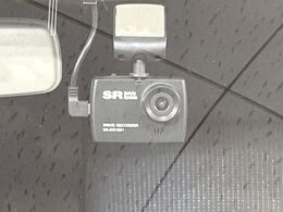 【ドライブレコーダー】安心・安全なカーライフに必須のドライブレコーダーを装備！走行中はもちろん、あおり運転や事故に遭遇した際の状況も映像で記録し、万一のリスクに備えます。