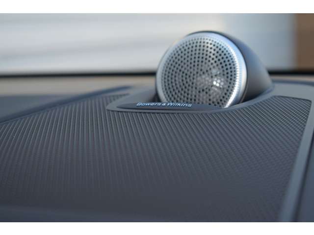 【Bowers＆Wilkins】世界のオーディオファン垂涎のプレミアムサウンドシステムを搭載。コンサートホールのベストポジションに相当する音場空間を忠実に再現。乗る人すべてに驚きの音響体験を提供します