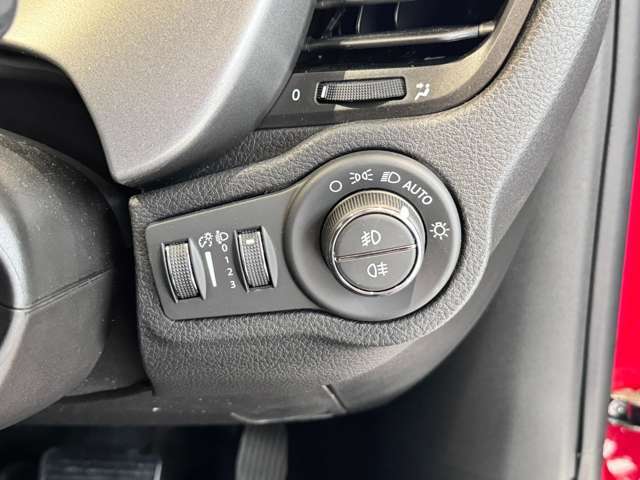 ライト調整は運転席側エアコン吹き出し口の下に配置されています。