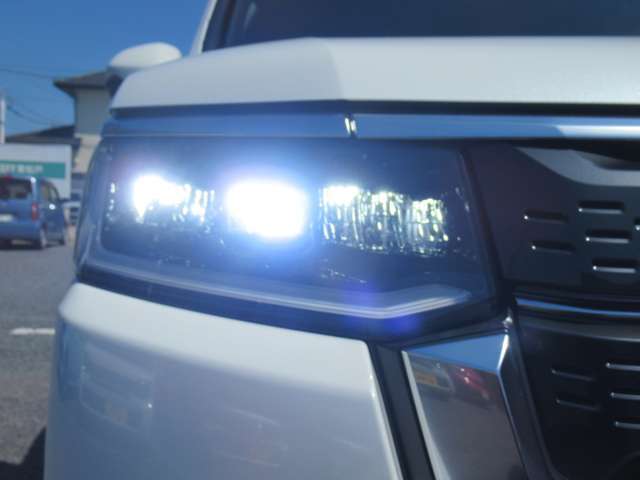 LEDヘッドライトは、点灯の瞬間から最大光量を発揮し、突然暗くなるトンネルなどでの安定感を高めます。