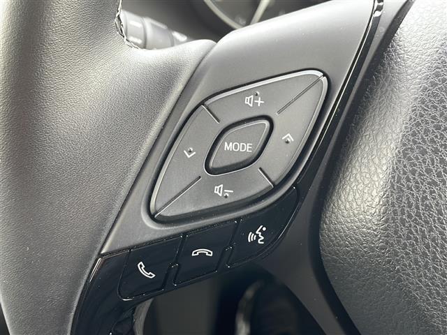 【ステアリングスイッチ】運転中に目線を下げることなく、ナビ操作・音量調節ができる機能です♪