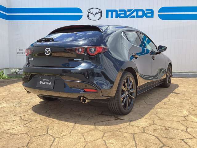 【ブラインド・スポット・モニタリング】隣車線を後方もしくは側方から接近する車両を検知してドアミラーに表示。その状態でのウインカー操作の際には警報音で危険をお知らせ。駐車場からバックで出庫の際にも活躍！