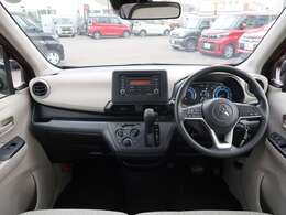 手の届く範囲に収納スペースも豊富なインパネ周り。紙パックも入るドリンクホルダーも運転席・助手席・センターの3か所に付いています。