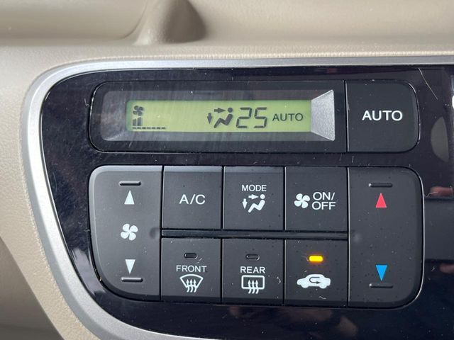 【オートエアコン】一度お好みの温度に設定すれば、車内の温度を検知し風量や温度を自動で調整。暑い…寒い…と何度もスイッチ操作をする必要はありません。快適な車内空間には必須の機能ですね♪