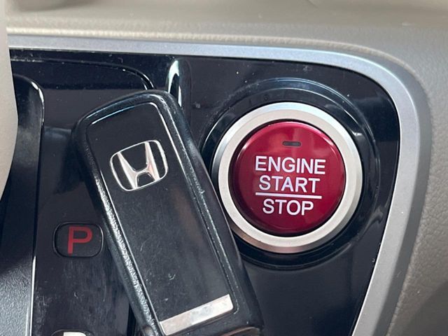 【Hondaスマートキー】カバンやポケットに入れたままでもドアの施錠・解錠が可能なスマートキーを装備。エンジンのオン・オフ時もカギを取り出す必要が無いからとっても便利です♪