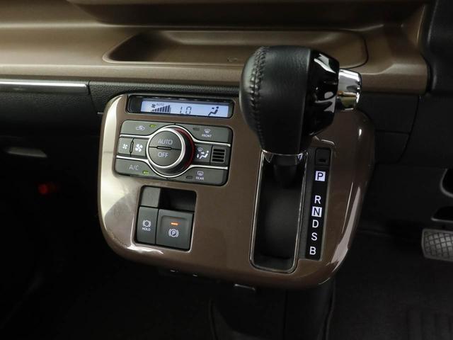 【オートエアコン】一度お好みの温度に設定すれば、車内の温度を検知し風量や温度を自動で調整。暑い…寒い…と何度もスイッチ操作をする必要はありません。快適な車内空間には必須の機能ですね