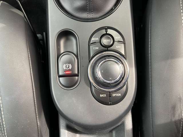 レバー右側のボダンを握りながら奥側へ押すとリバース、手前側へ引くとドライブに入ります。そしてレバーは元の位置に戻ります。Pボタンを押せば、どこからでもパーキングレンジに入ります。