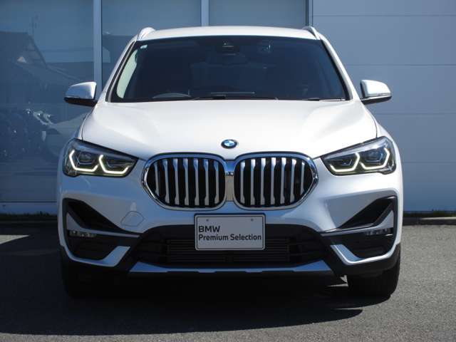BMWと言えば特徴的なキドニーグリル。ダイナミックなフロントマスクを演出します。