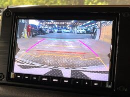 【バックカメラ】駐車時に後方がリアルタイム映像で確認できます。大型商業施設や立体駐車場での駐車時や、夜間のバック時に大活躍！運転スキルに関わらず、今や必須となった装備のひとつです！