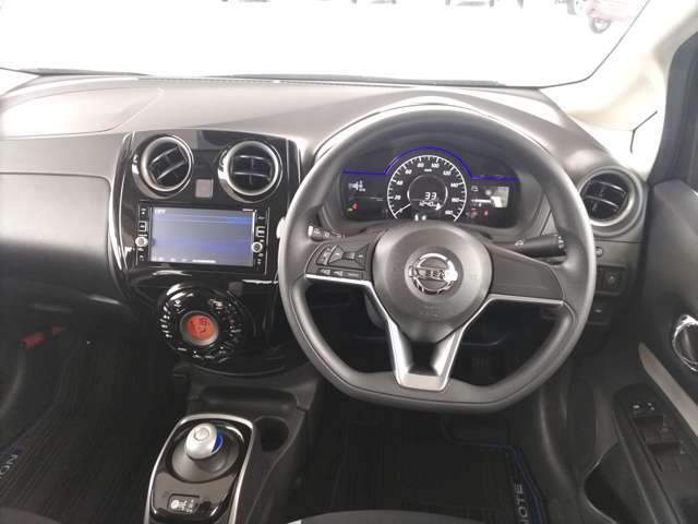 禁煙車でしたので不快なニオイは致しません。車内クリーニングも実施済みとなります。ご希望で別途有料となりますが車室内用「抗菌・抗ウィルスコート」（効果期間：3か月/料金：5，500円）を承っております。