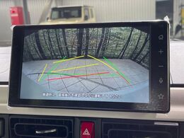 【バックカメラ】駐車時に後方がリアルタイム映像で確認できます。大型商業施設や立体駐車場での駐車時や、夜間のバック時に大活躍！運転スキルに関わらず、今や必須となった装備のひとつです！