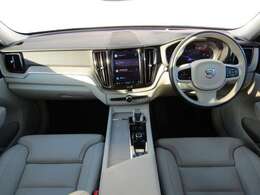 車内は、美しい仕上がりのインテリアが清々しくも落ち着いた雰囲気を醸し出し、独特の居心地のよさを感じさせる、まさにスカンジナビアン・デザインの傑作と呼ぶにふさわしい空間となっています。