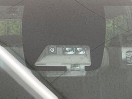 【トヨタセーフティセンス】走行中に前方の車両等を認識し、衝突しそうな時は警報とブレーキで衝突回避と被害軽減をアシスト。より安全にドライブをお楽しみいただけます。
