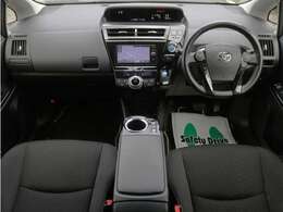 すっきりとしたプリウスαらしいデザインのダッシュ回り！フロントビューの視認性もよく運転しやすいと思います★