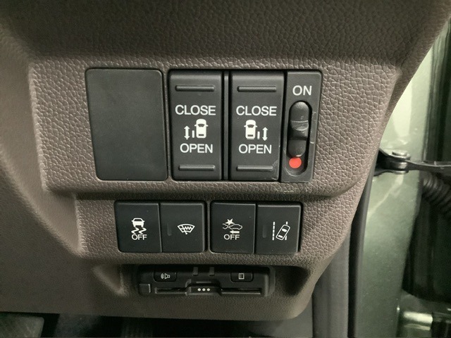 両側電動スライドドア等のスイッチは、運転席右側にあります。
