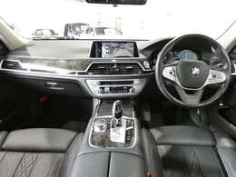 BMWらしい水平基調で、センターパネルが運転席に向けて傾けられています！