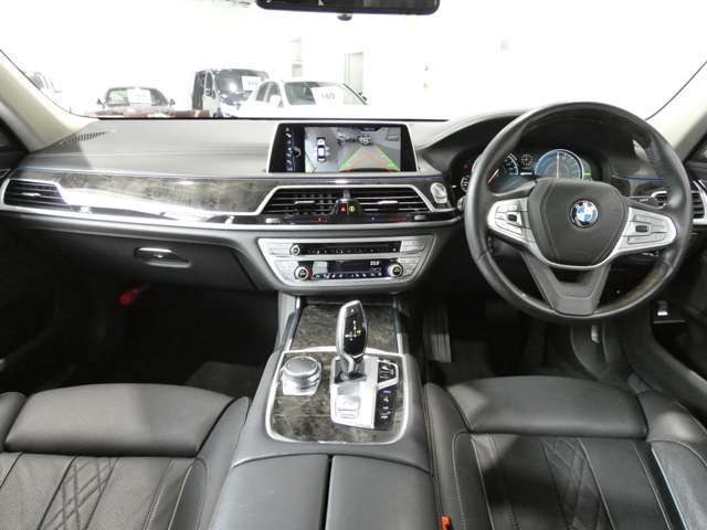 BMWらしい水平基調で、センターパネルが運転席に向けて傾けられています！