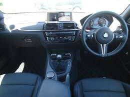 BMWのステアリングはドライバーと車体が一体感に感じれるような操作性を実現しております。また、握りやすさや操作性を向上するためにスイッチ類も配置されております