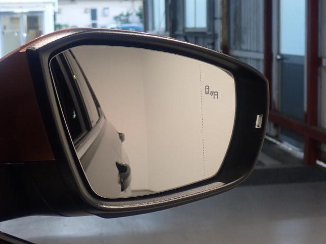 車線変更時に視覚の車両を検知しミラーにランプを点滅させ、車線変更をアシストしてくれます。