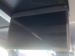【フリップダウンモニター】大画面モニターで後席でもエンタメをお楽しみいただけます。小さなお子様にも大人気の装備です♪