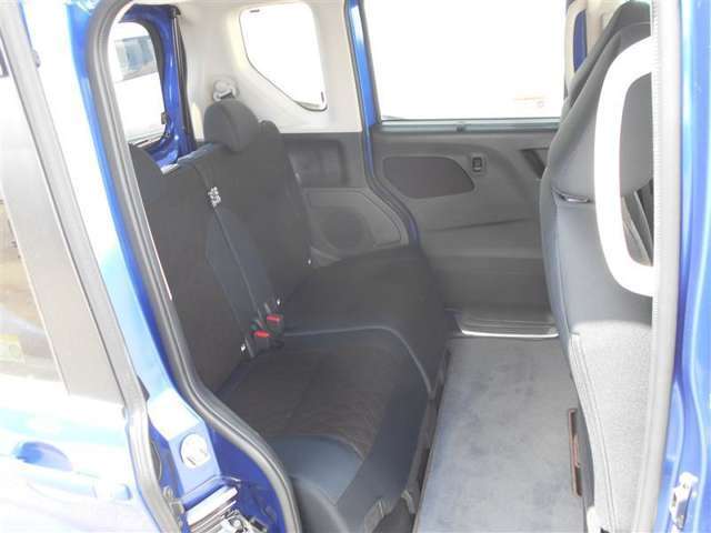 後席足元も広々空間！！