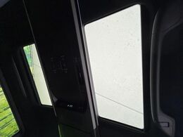 【左右独立型サンルーフ】開放感たっぷりの希少装備、サンルーフが装着されています！車内に明かりを取り入れたり景色を楽しむ以外にも、車内の空気も簡単に換気できて快適です！