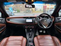 ブラウンレザーシートが高級感を演出しております。デザイン性も高く飽きの来ない室内空間になっております。