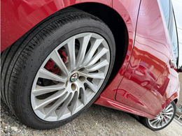 純正18インチアルミを装着しております。足元が引き締まり、スタイリッシュな印象になりますね。