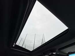 【ガラスルーフ】開放感たっぷりのガラスルーフが装着されています！車内に明かりを取り入れたり景色を楽しむのに、最適です！また、車内には遮光シェードが装備されておりますので、夏の暑い日でも快適に使えます！