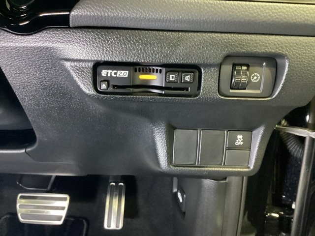 Hondaセンシング用の、VSA（ABS＋TCS＋横滑り抑制）解除スイッチやETC2.0はハンドルの右側に装備しています。