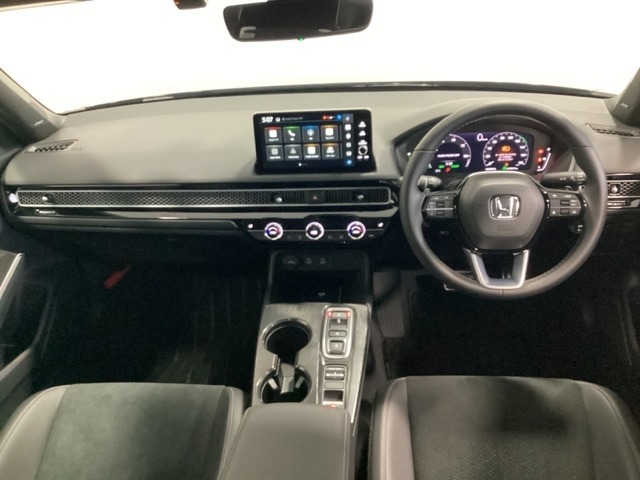 車内は光触媒抗菌消臭施工済です。スタイリッシュなデザインでスポーティなインパネ周りを演出します。グローブボックスやカップホルダーのほかにトレーなどたくさんの収納スペースが付いています。