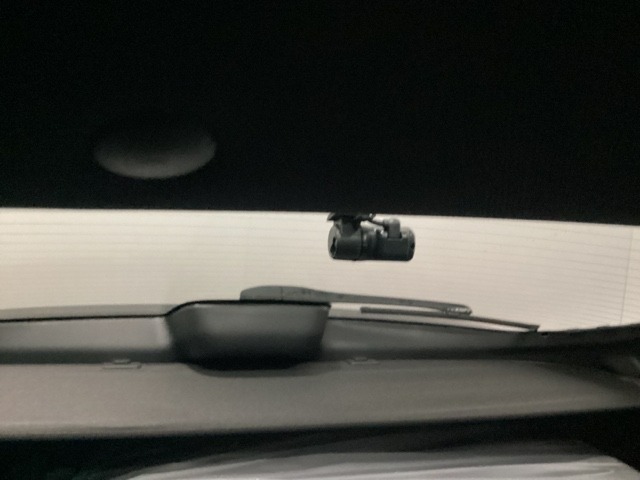 後方にもドライブレコーダーのカメラが付いています。前後両方でお車の周りを監視・記録いたします。