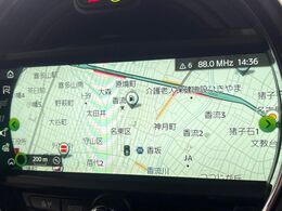 ●純正ナビ:一体感のあるナビは、高級感ある車内を演出してくれます。オーディオ機能も充実しておりますので、運転もより楽しめます♪