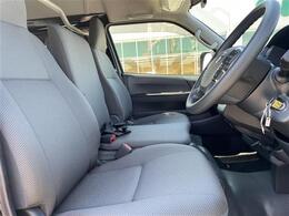 【運転席】座り心地が良いシートなので長時間の運転でも快適にお過ごしいただけます。新品のフロアマットのご注文も可能です。掲載箇所以外にご希望の写真がございましたらお気軽にお問い合わせ下さい。