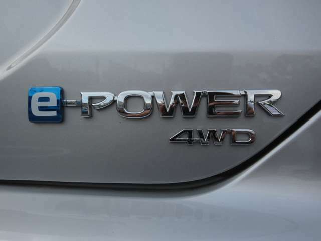 【e-POWER　4WD】本格電動式4WDです。高出力リヤモーター搭載ですので、雪道のドライブだけでなく乾いた路面では運転する楽しさを感じていただけます。