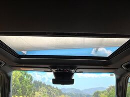 【サンルーフ】開放感たっぷりの希少装備、サンルーフが装着されています！車内に明かりを取り入れたり景色を楽しむ以外にも、車内の空気も簡単に換気できて快適です！