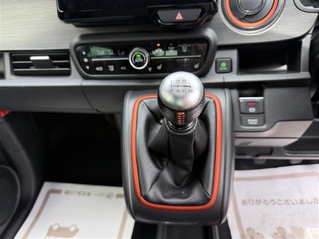 オートエアコン装着車で車内はいつも快適です。