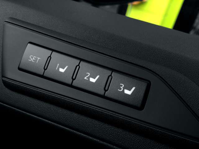 お気に入りポジション3名様分のシートポジションを登録しておける、運転席メモリーパワーシート！