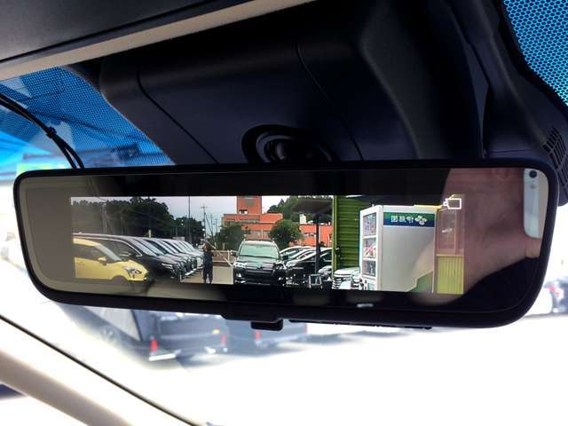 人気の純正デジタルインナーミラーが装備されております！後方視界のサポートに！煽り運転の抑止に！と人気のアイテムでございます！