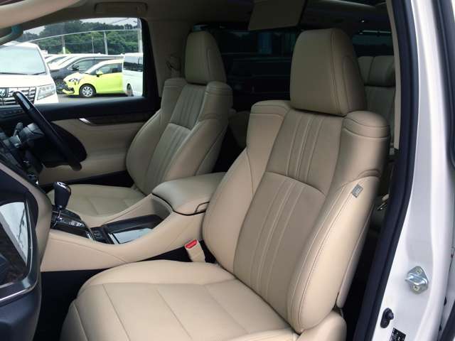 助手席、本革オットマン付きパワーシート！　運転席は、エンジン始動と同時に、登録したベストシートポジションへ自動的に移動してくれる、メモリー機能付きパワーシートです！