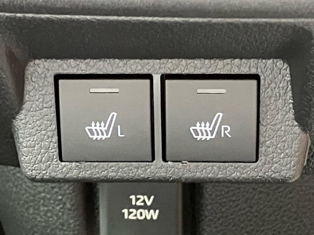 運転席と助手席には、さむ?い冬に大活躍のシートヒーター付いています！あっという間に、体が温まる◎　頼もしい味方です＾＾